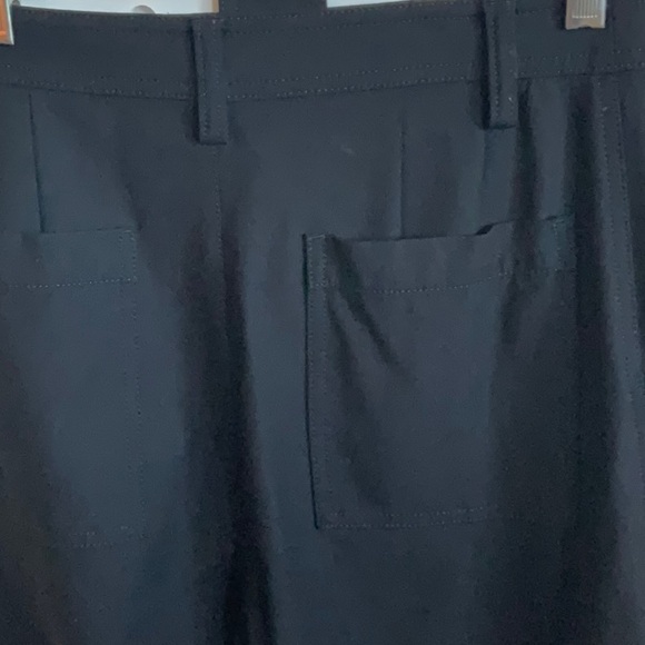 EUC.  Banana Republic black cropped cargo pants w/ adjustable belt. Size 0P - Picture 5 of 7